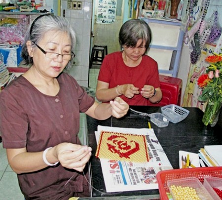 Mô hình dạy nghề kết cườm, tạo việc làm của Hội Phụ nữ phường Nguyễn Cư Trinh (quận 1, TP Hồ Chí Minh). Ảnh: Bảo Hương