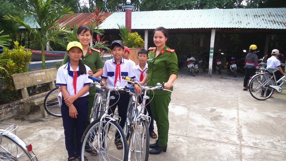 Hội Phụ nữ Cảnh sát nhân dân 1 – Công an Phú Yên thăm tặng quà hộ nghèo và học sinh nghèo