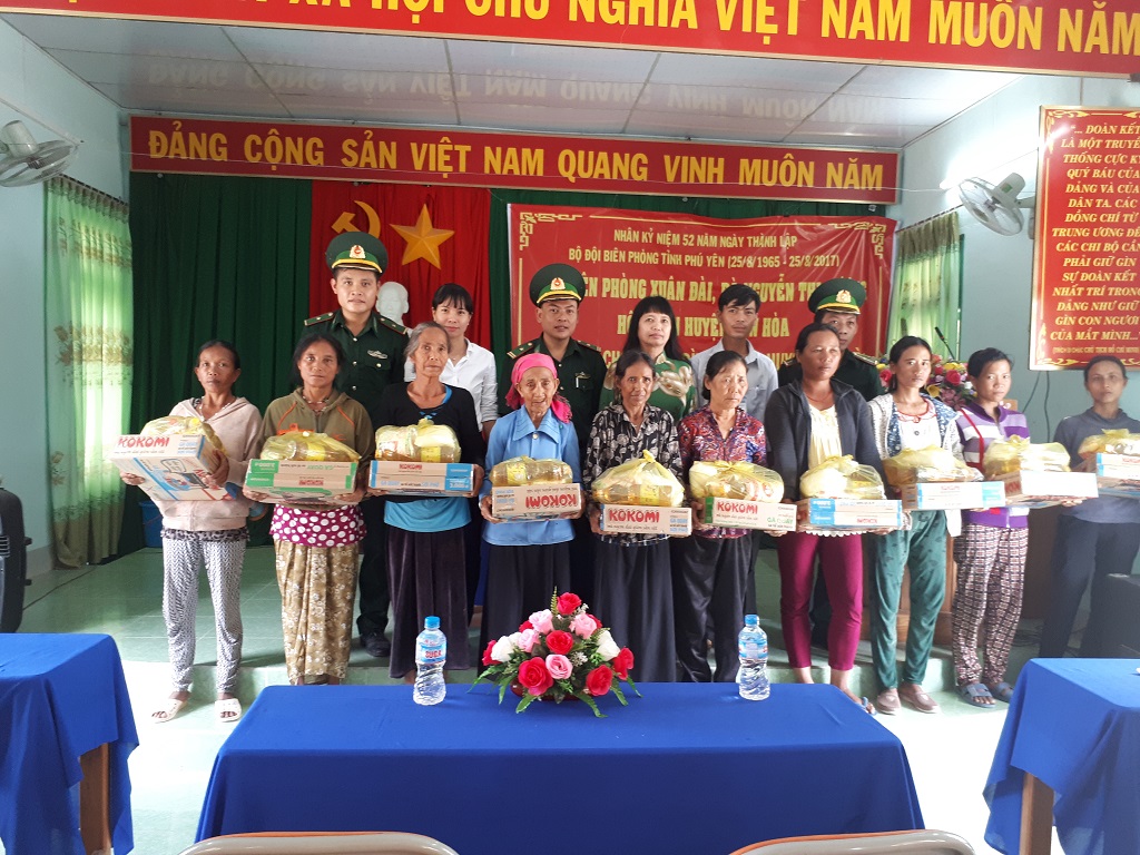 Hội LHPN huyện Sơn Hòa phối hợp Đồn Biên phòng Xuân Đài thăm và tặng quà gia đình phụ nữ nghèo