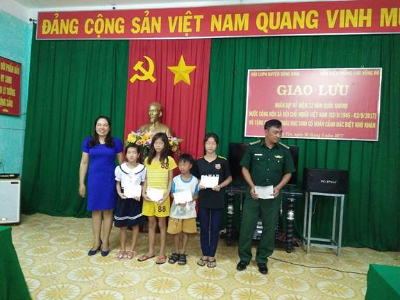 Hội LHPN huyện Sông Hinh: Giao lưu với đơn vị kết nghĩa Đồn Biên phòng  Cửa khẩu Cảng Vũng Rô