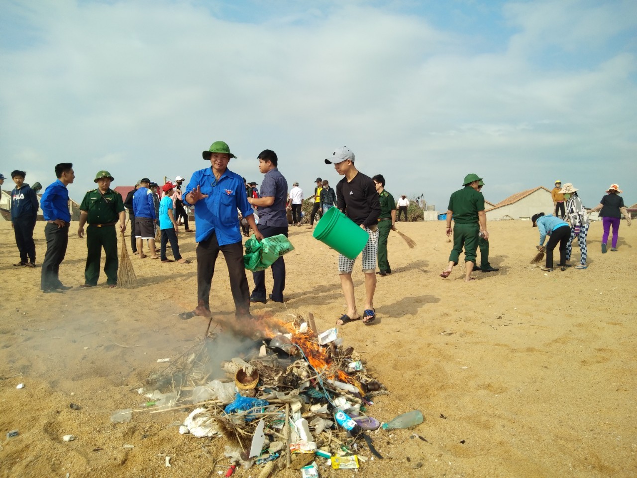 CLB Biển xanh làm sạch bờ biển thị trấn Hòa Hiệp Trung, huyện Đông Hòa tổ chức làm sạch đường biển