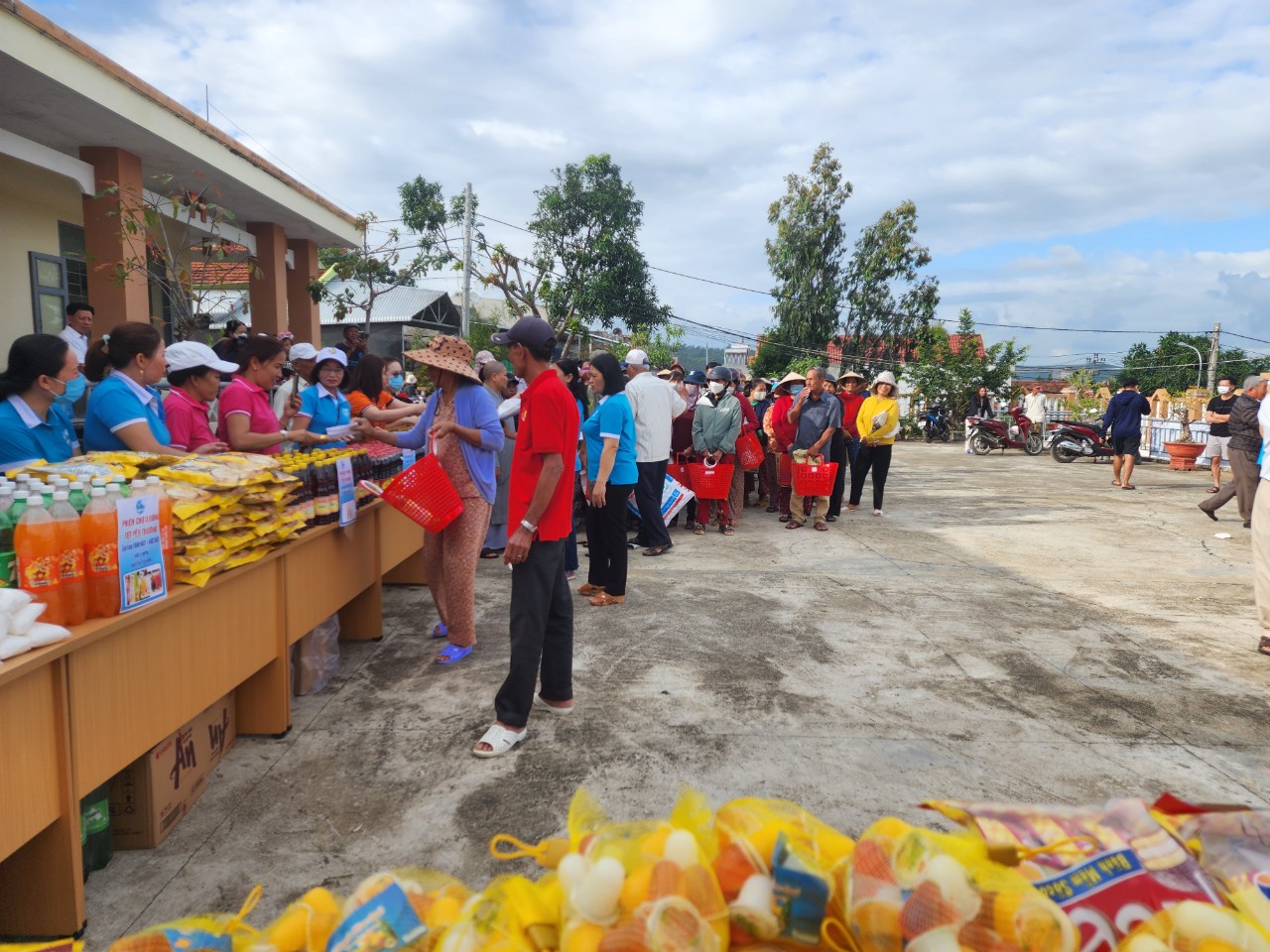 Hội Liên hiệp phụ nữ huyện Tuy An phối hợp tổ chức Chương trình “Phiên chợ 0 đồng- Tết yêu thương”, xuân Giáp Thìn năm 2024